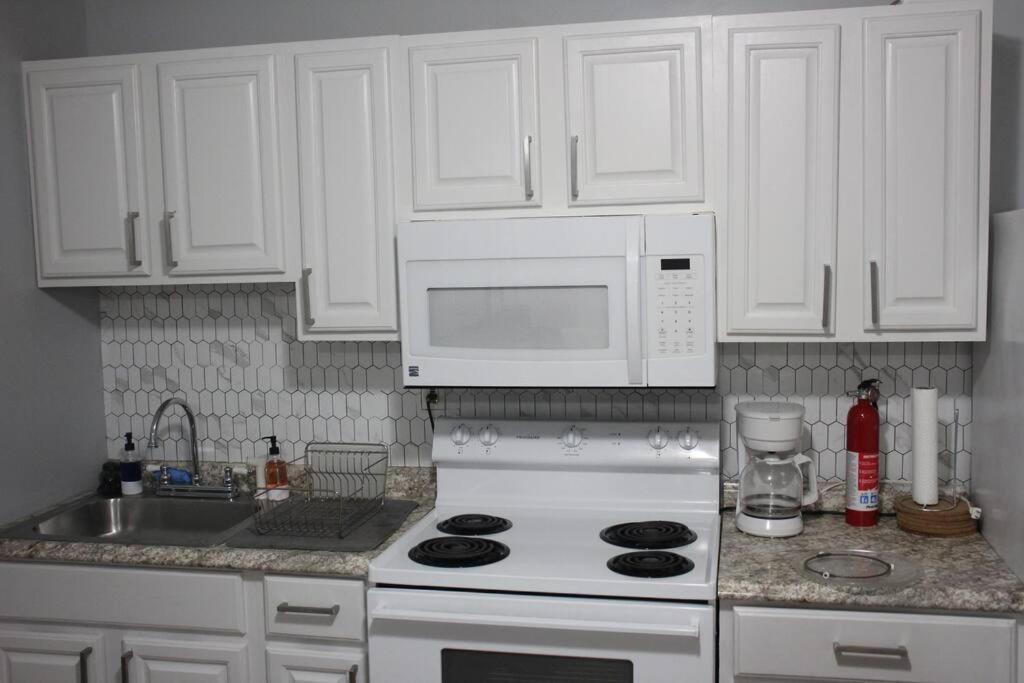 Entire 2-Bed Private Apt - Ewr/Nyc/Outlet Mall Newark Eksteriør billede